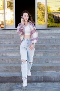 Jeansy wide leg stylizacje na każdą okazję