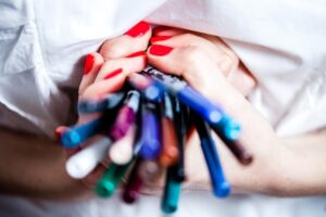 Manicure tytanowy krok po kroku dla trwałych paznokci