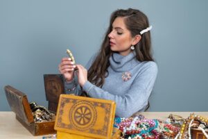 Biżuteria vintage która zatrzymuje czas