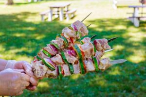 Soczyste szaszłyki z rusztu – mój rodzinny przepis na udany grill
